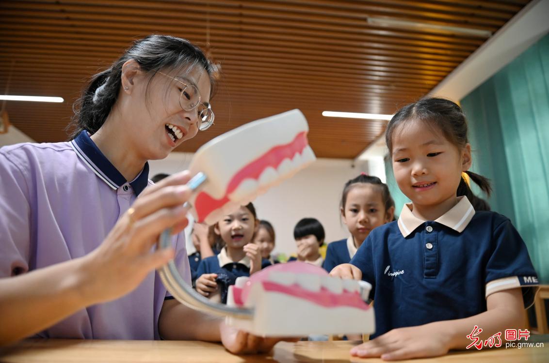 爱牙科普进校园 义诊服务惠民生 爱牙科普进校园 义诊服务惠民生