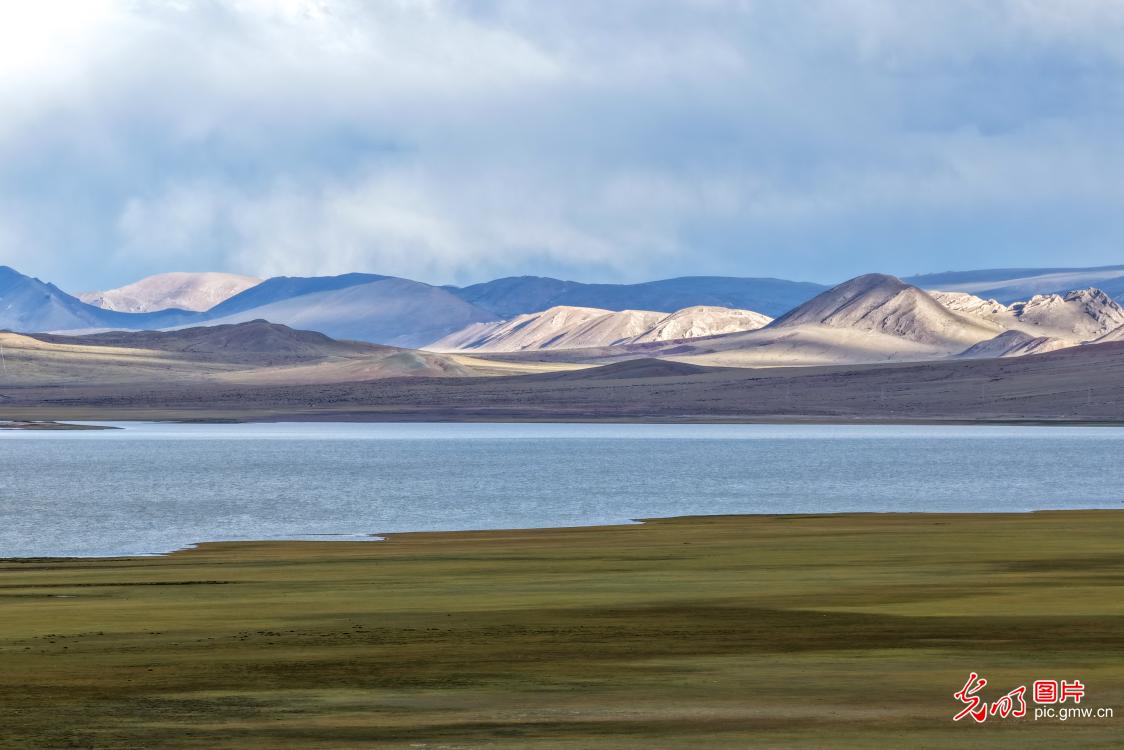高原秋湖斑斓如画