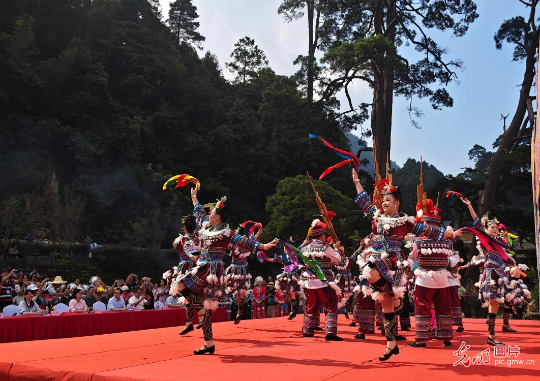 乡野欢歌庆丰收 校园躬学悟耕耘