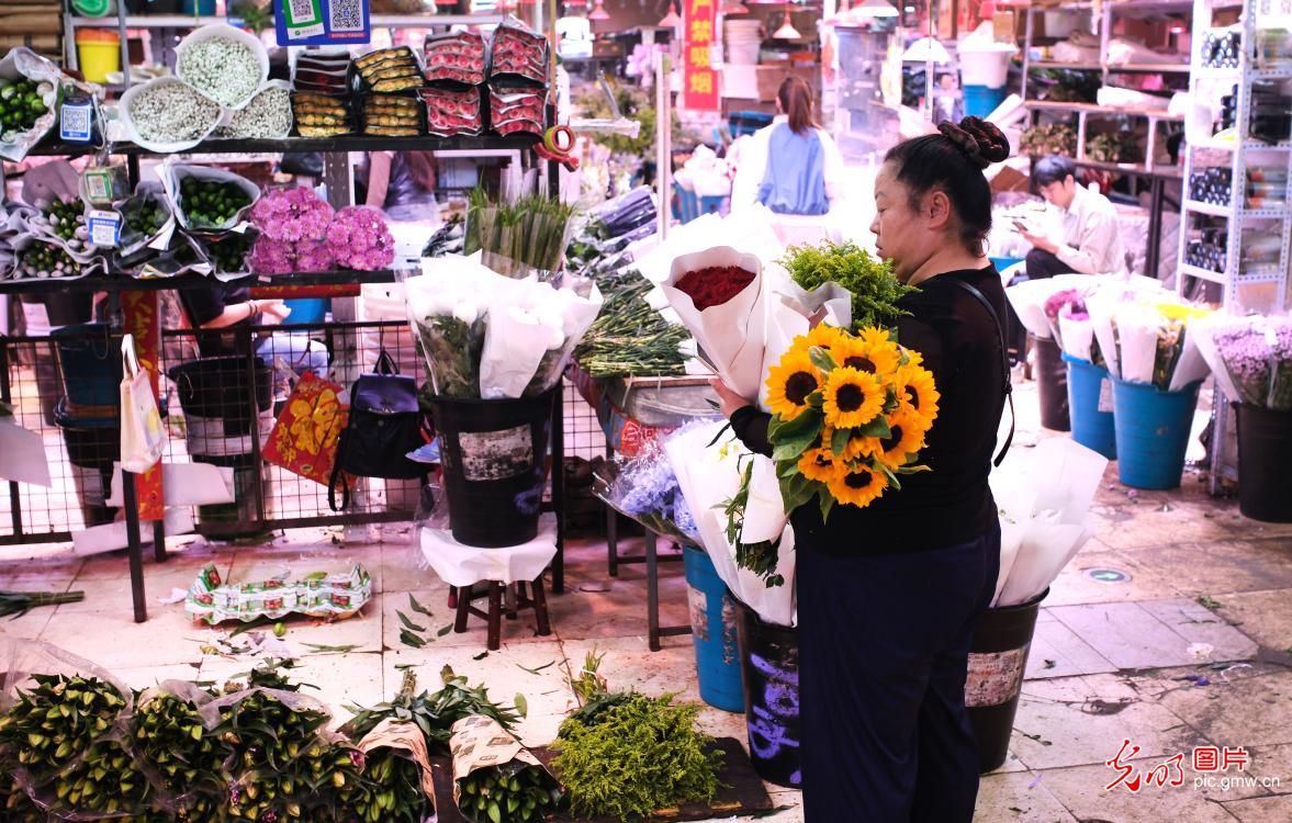 “双节”临近 花卉热销