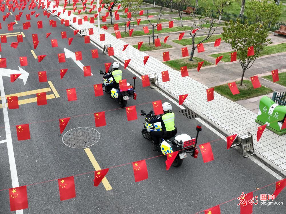 街头挂起国旗 喜迎国庆佳节 街头挂起国旗 喜迎国庆佳节