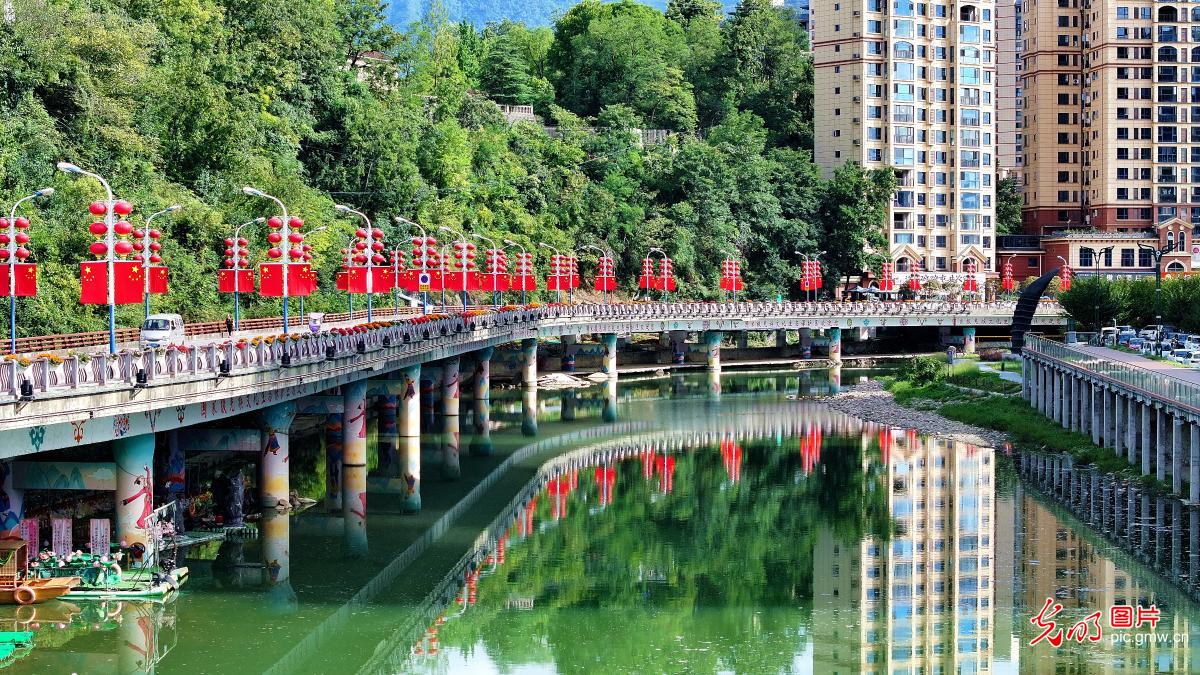 街头挂起国旗 喜迎国庆佳节 街头挂起国旗 喜迎国庆佳节