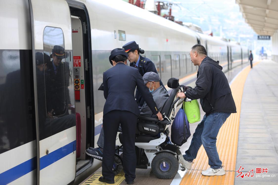 中秋假期的坚守 守护万家团圆安康