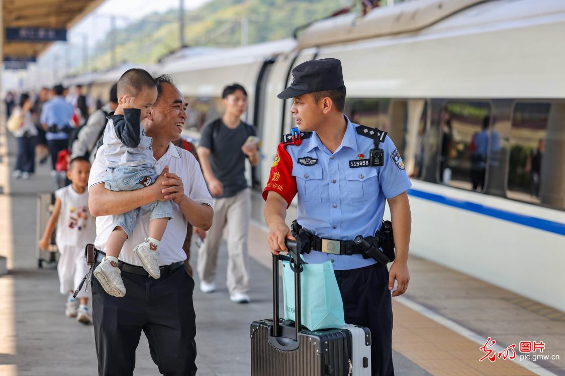中秋假期的坚守 守护万家团圆安康