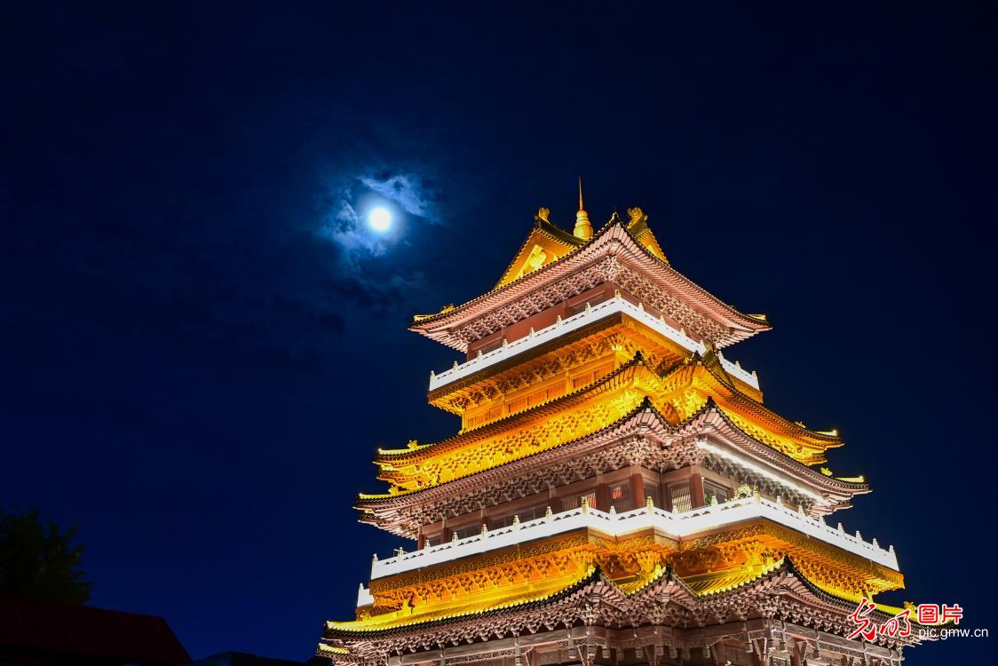 一轮明月 万里同赏