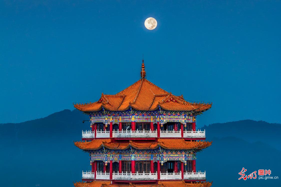 一轮明月 万里同赏