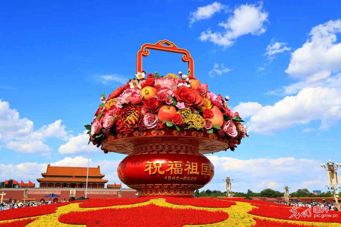 国庆将至 天安门广场花篮引客参观