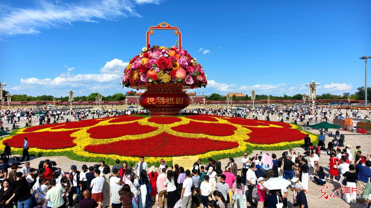 国庆将至 天安门广场花篮引客参观