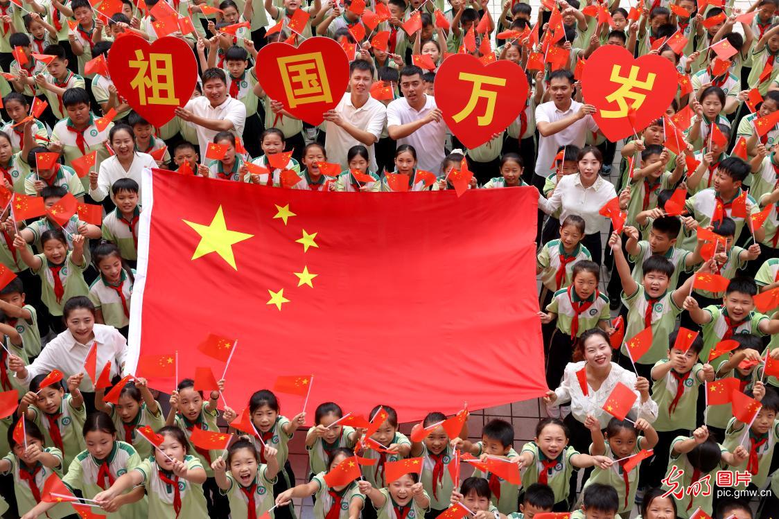 丹心逐梦抒衷情 欢歌笑语庆华章