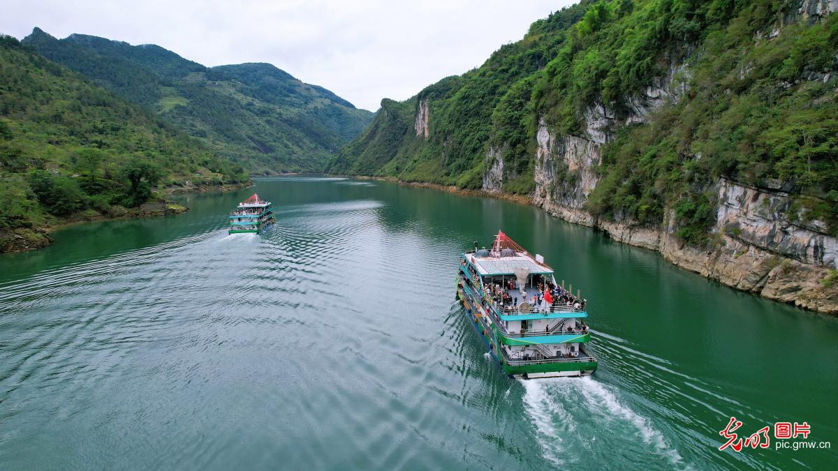 乌江泛轻舟 山水醉游人