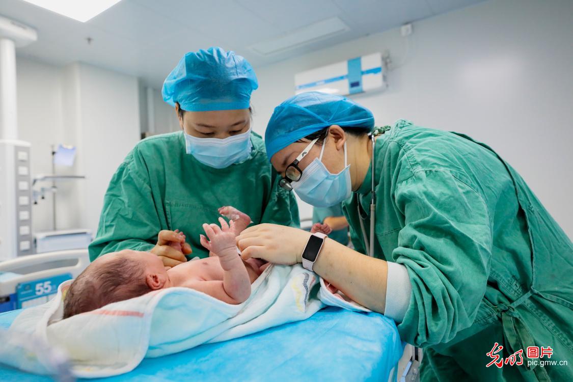 白衣坚守担使命 仁心守护万家安