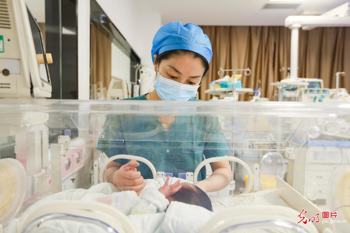 白衣坚守担使命 仁心守护万家安