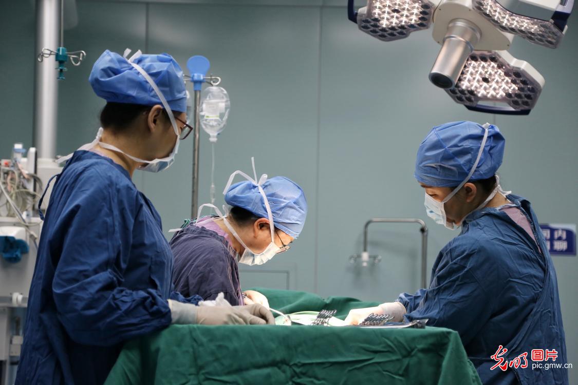 白衣坚守担使命 仁心守护万家安