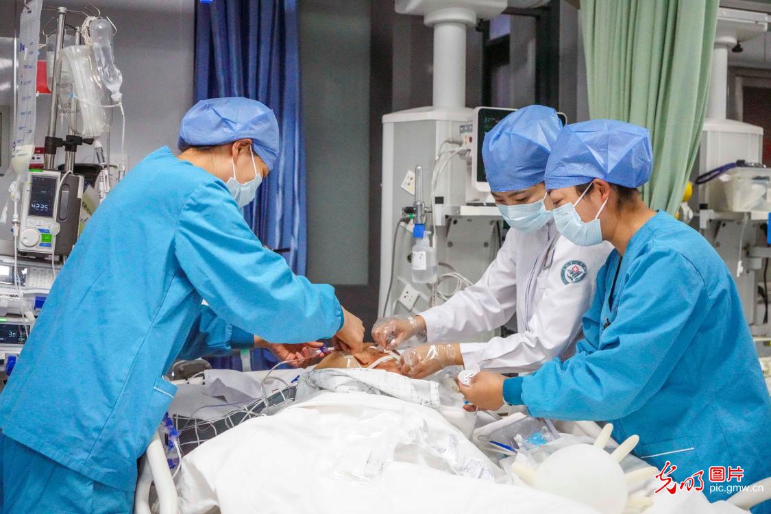 白衣坚守担使命 仁心守护万家安