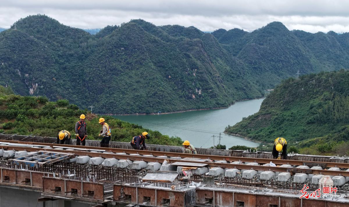 金秋鏖战赶工期 坚守一线建华章 金秋鏖战赶工期 坚守一线建华章