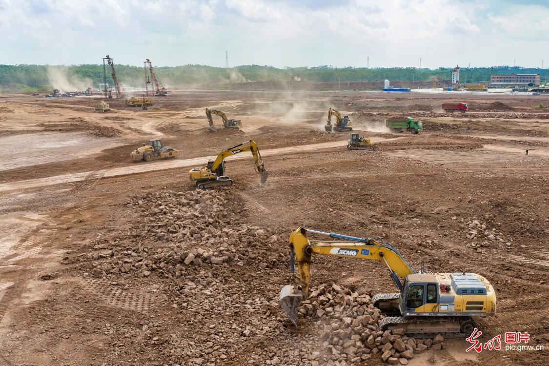 金秋鏖战赶工期 坚守一线建华章 金秋鏖战赶工期 坚守一线建华章