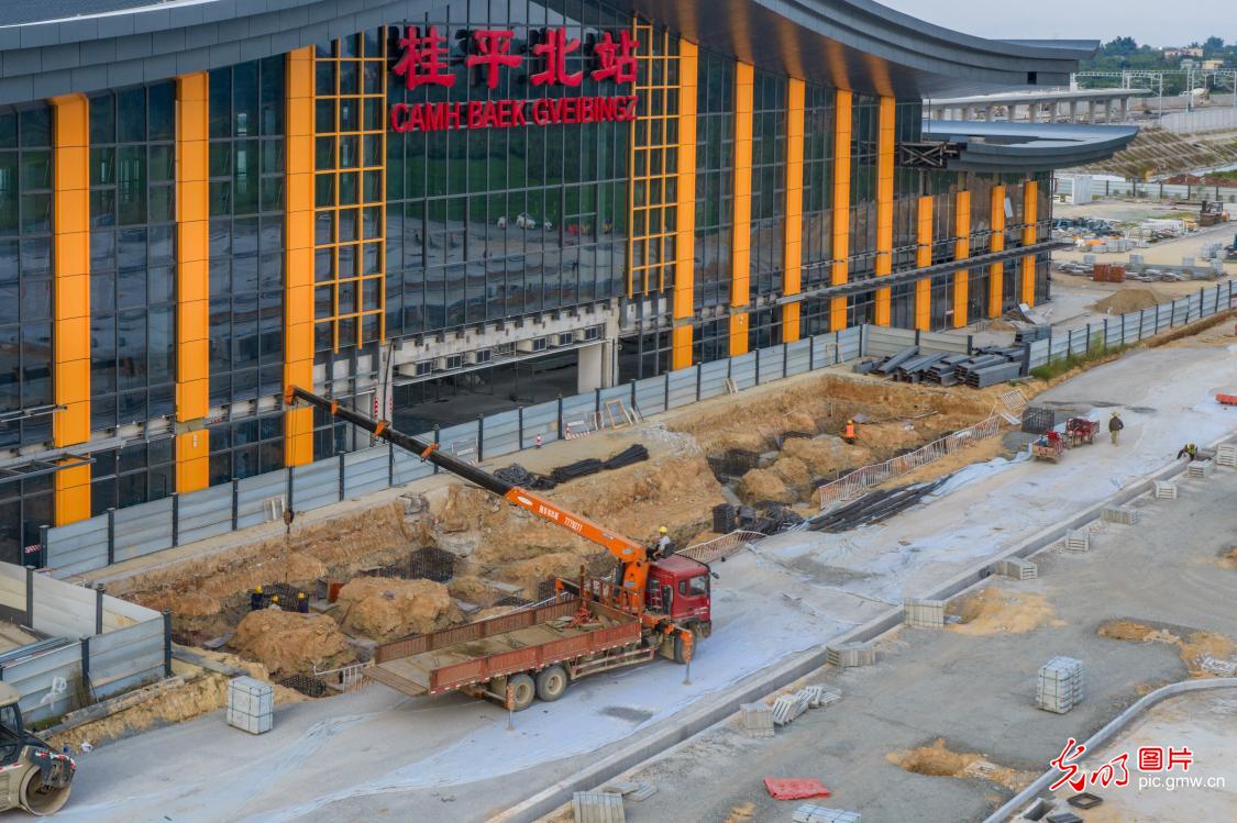 金秋鏖战赶工期 坚守一线建华章 金秋鏖战赶工期 坚守一线建华章