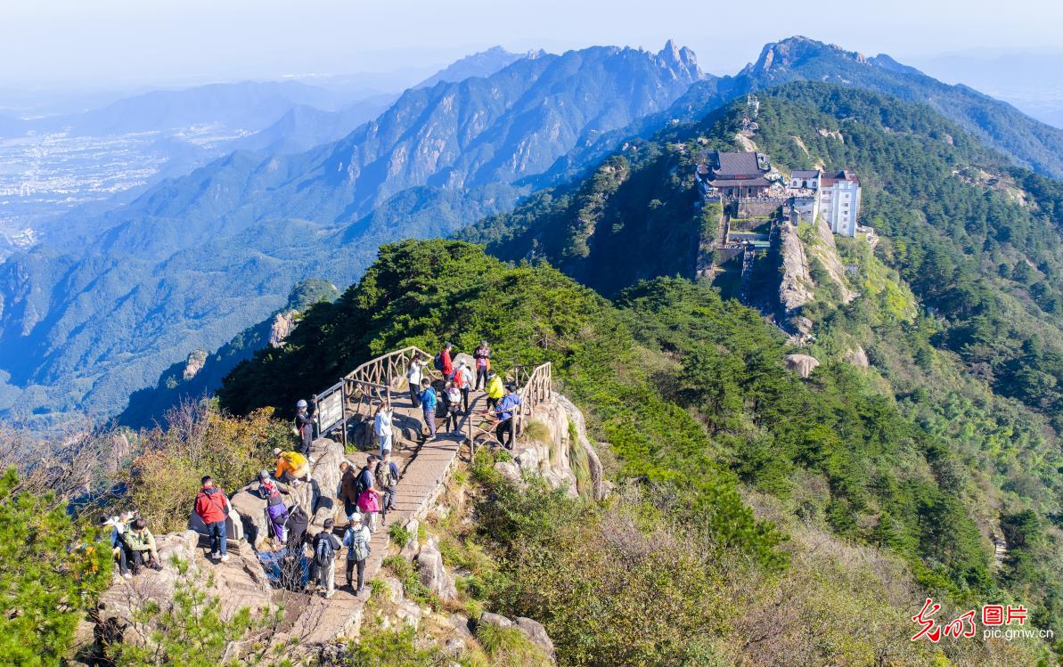 九华山风光旖旎引客来