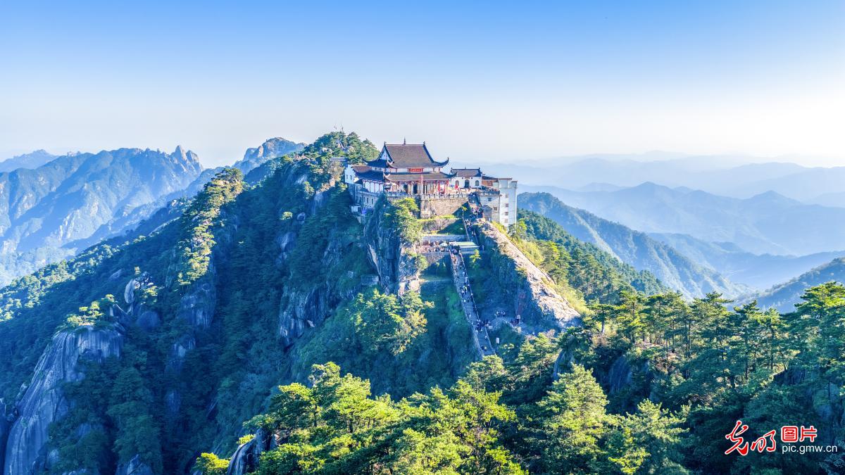 九华山风光旖旎引客来