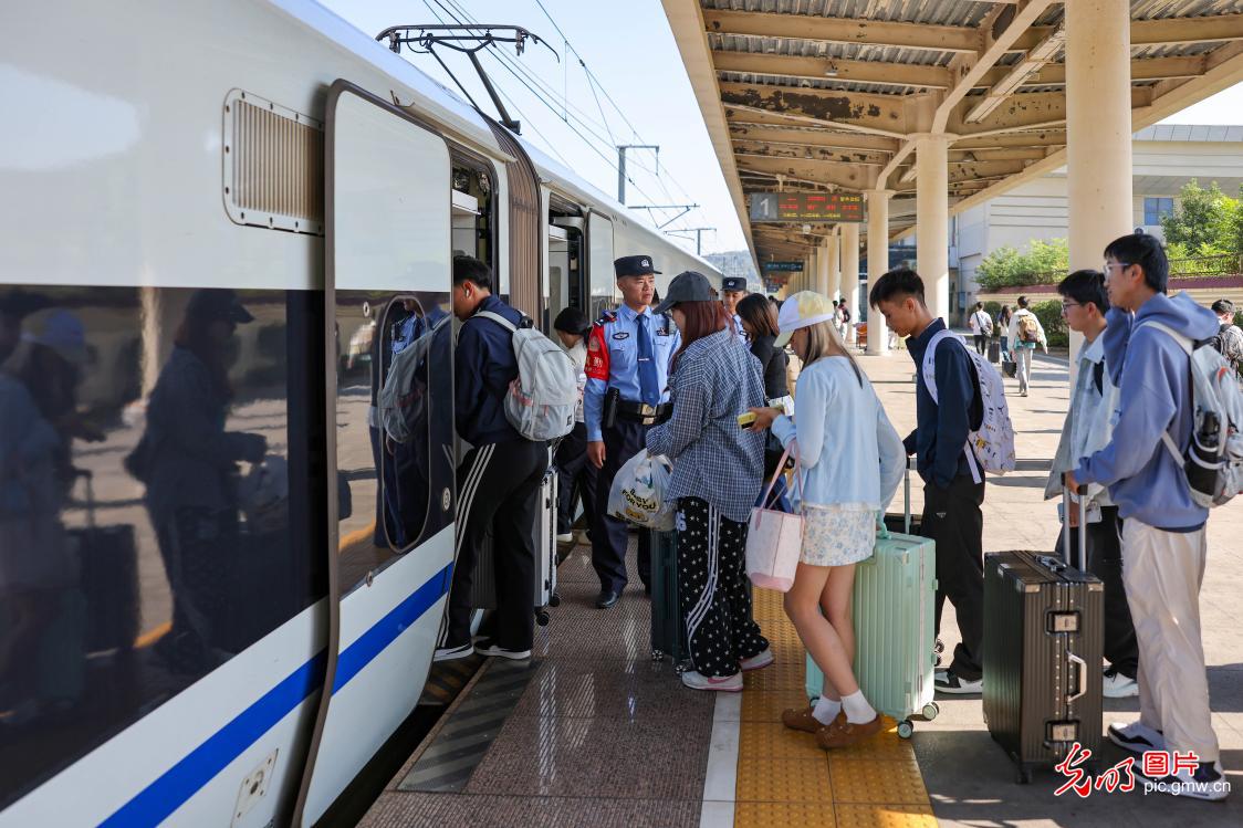 假期余额告急 全国迎来返程高峰 假期余额告急 全国迎来返程高峰