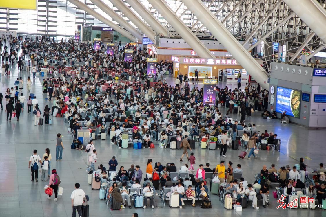 假期余额告急 全国迎来返程高峰 假期余额告急 全国迎来返程高峰