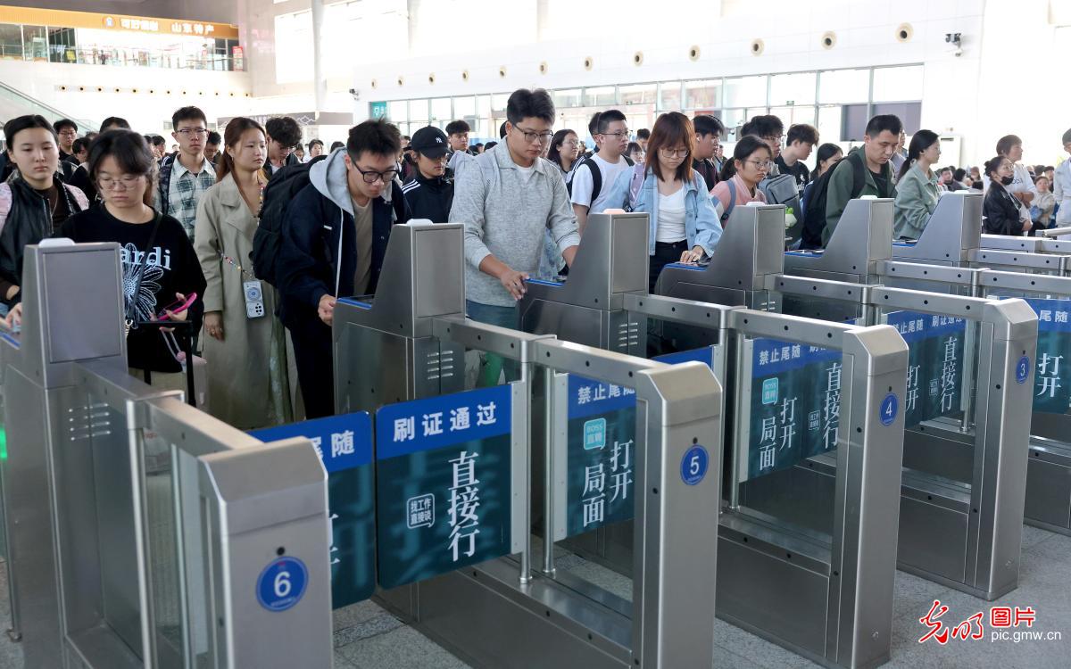 假期余额告急 全国迎来返程高峰 假期余额告急 全国迎来返程高峰