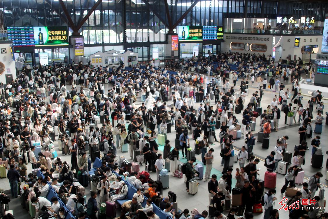 假期余额告急 全国迎来返程高峰 假期余额告急 全国迎来返程高峰