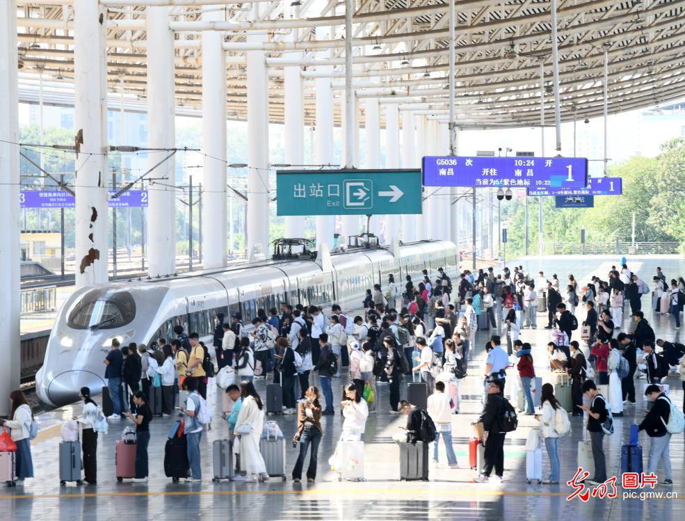 假期余额告急 全国迎来返程高峰 假期余额告急 全国迎来返程高峰