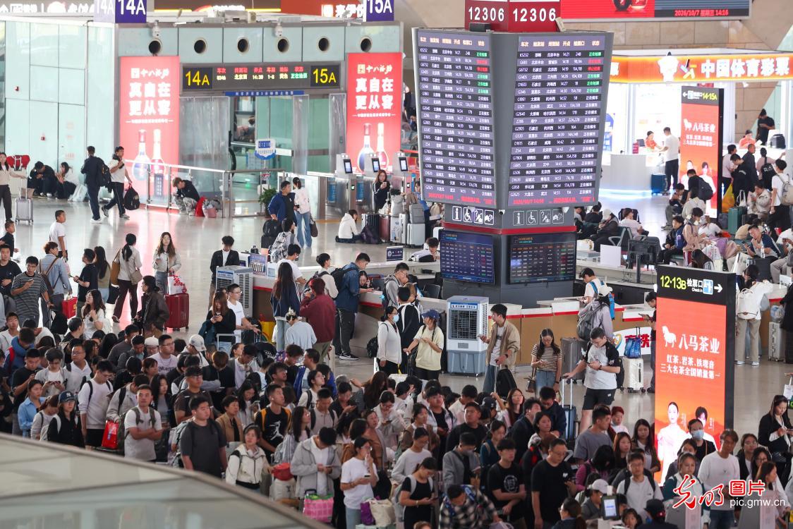 假期余额告急 全国迎来返程高峰 假期余额告急 全国迎来返程高峰