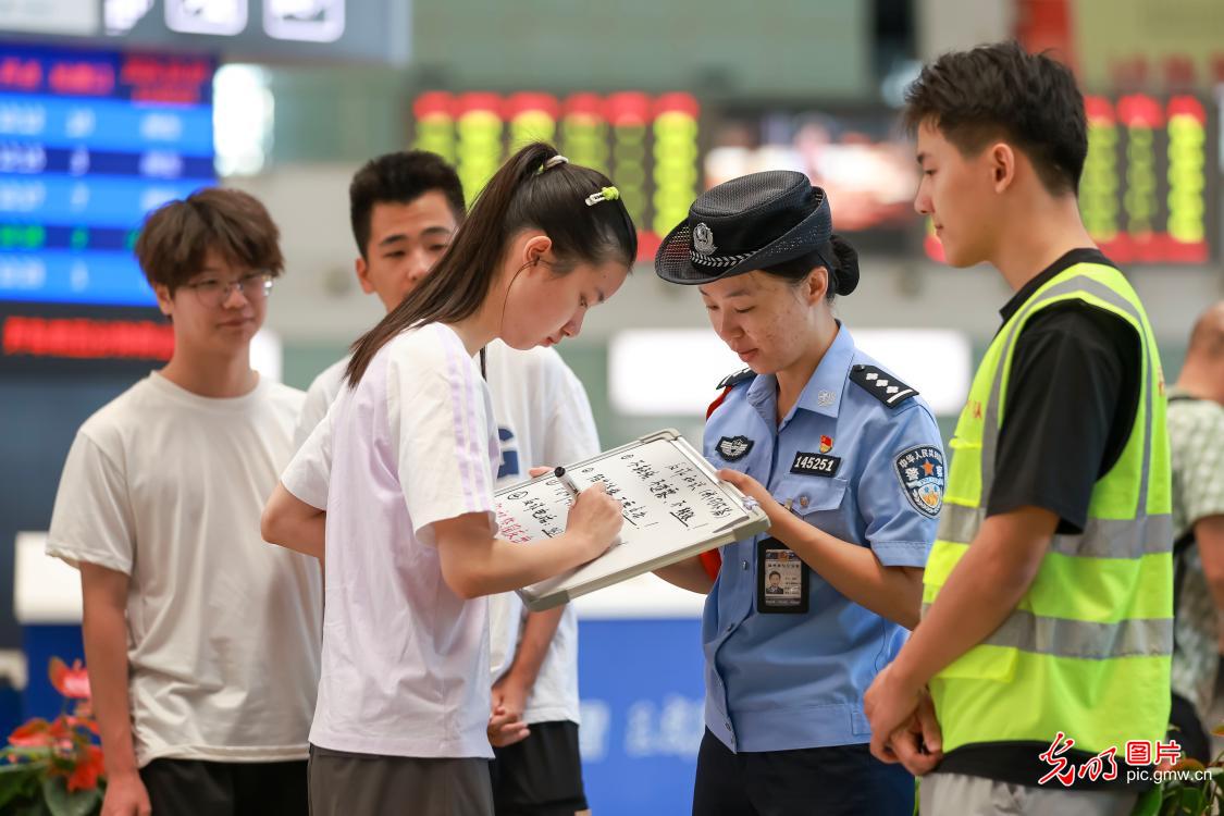 假期余额告急 全国迎来返程高峰 假期余额告急 全国迎来返程高峰