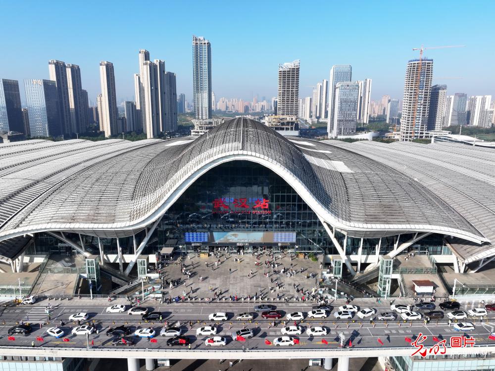 假期余额告急 全国迎来返程高峰 假期余额告急 全国迎来返程高峰