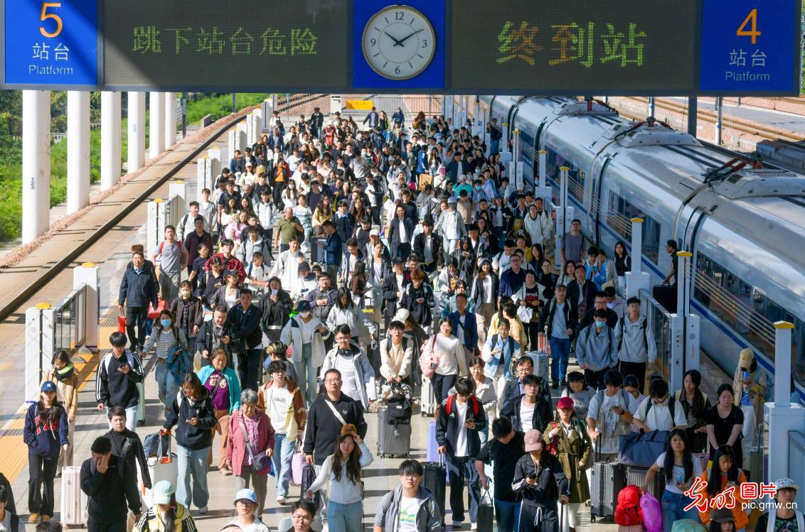 假期余额告急 全国迎来返程高峰 假期余额告急 全国迎来返程高峰