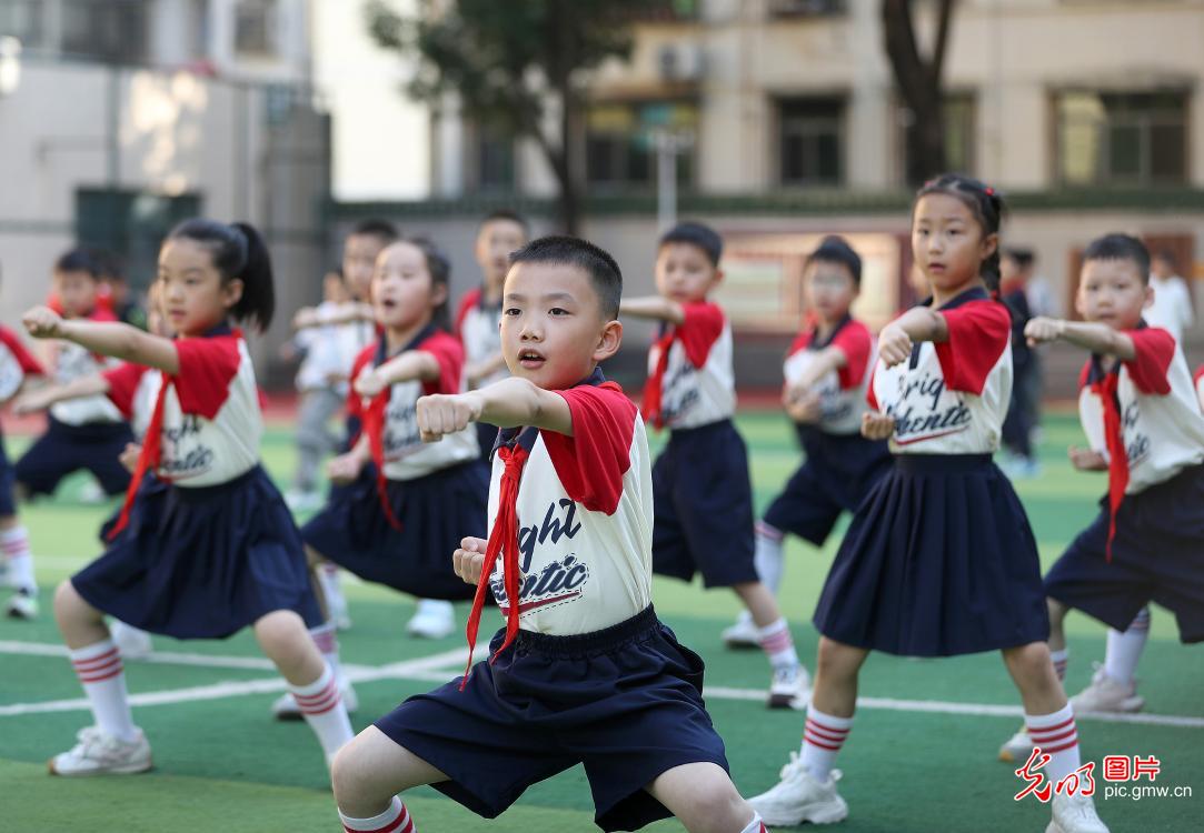 国学武术操丰富校园大课间