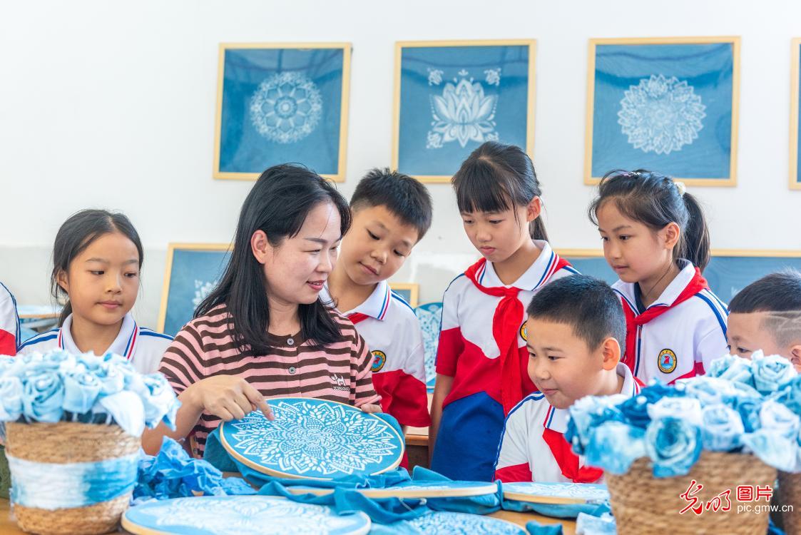 一针一线染风华 非遗技艺润童心