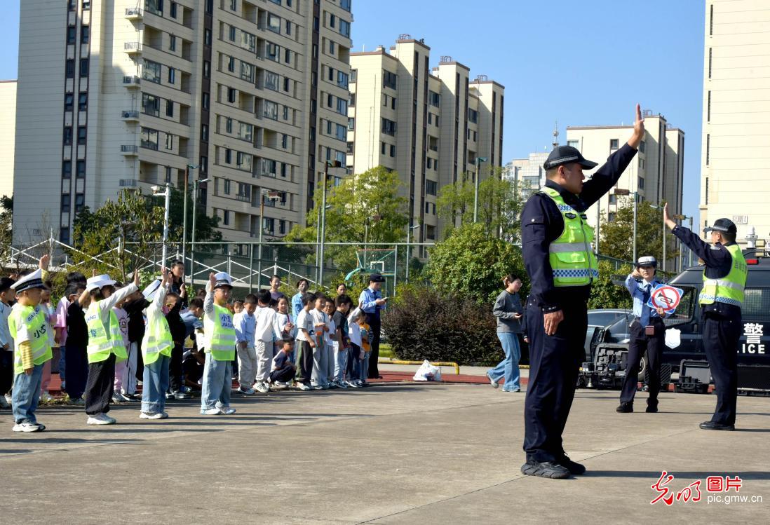 萌娃进警营 安全伴成长