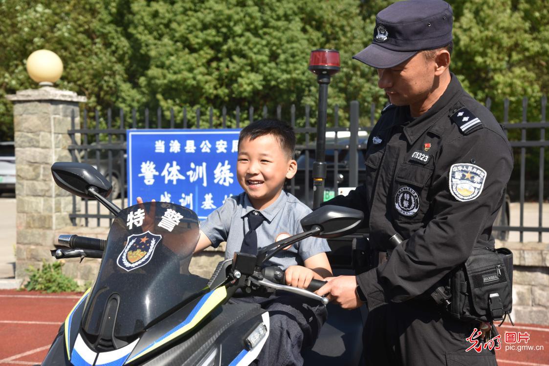 萌娃进警营 安全伴成长