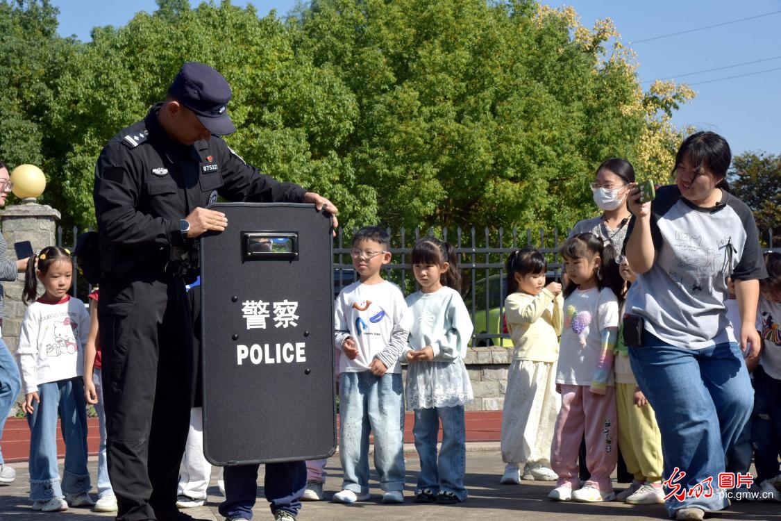 萌娃进警营 安全伴成长