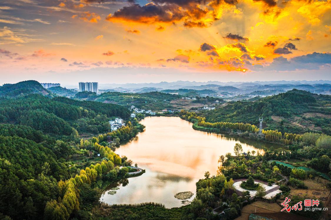 湿地藏秀色 湖岸绘秋章