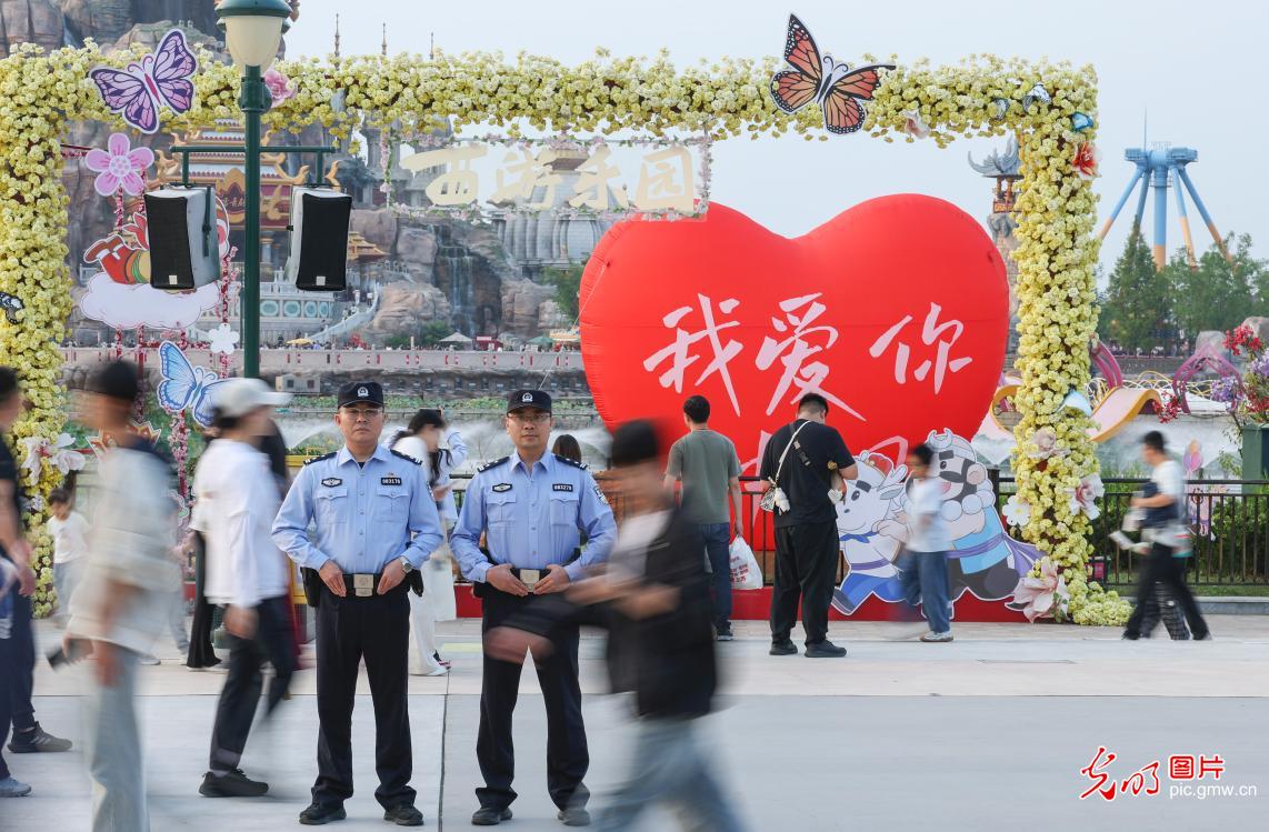 守护不打烊 警力全程护航长假 守护不打烊 警力全程护航长假