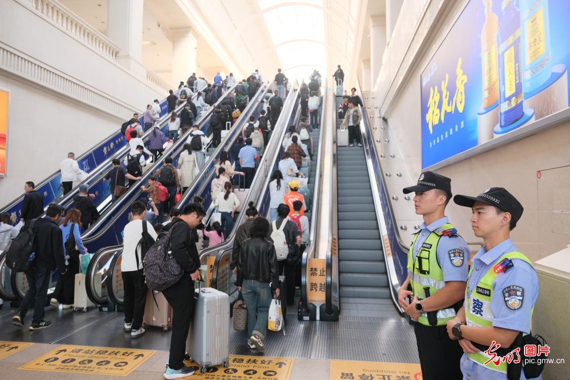 守护不打烊 警力全程护航长假 守护不打烊 警力全程护航长假