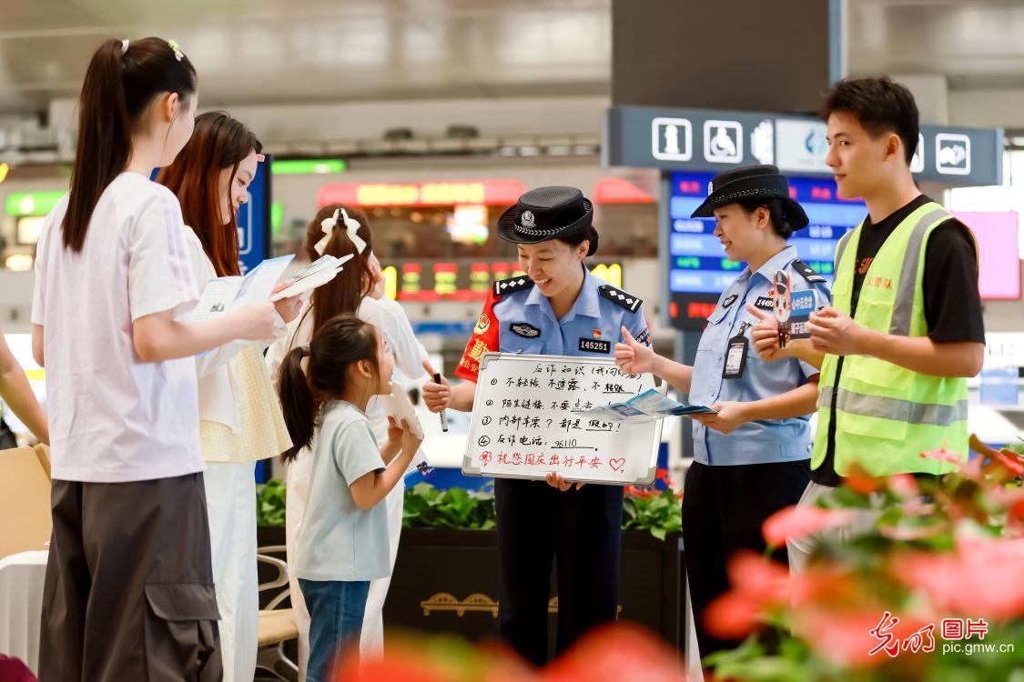 守护不打烊 警力全程护航长假 守护不打烊 警力全程护航长假