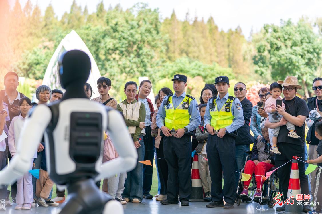 守护不打烊 警力全程护航长假 守护不打烊 警力全程护航长假