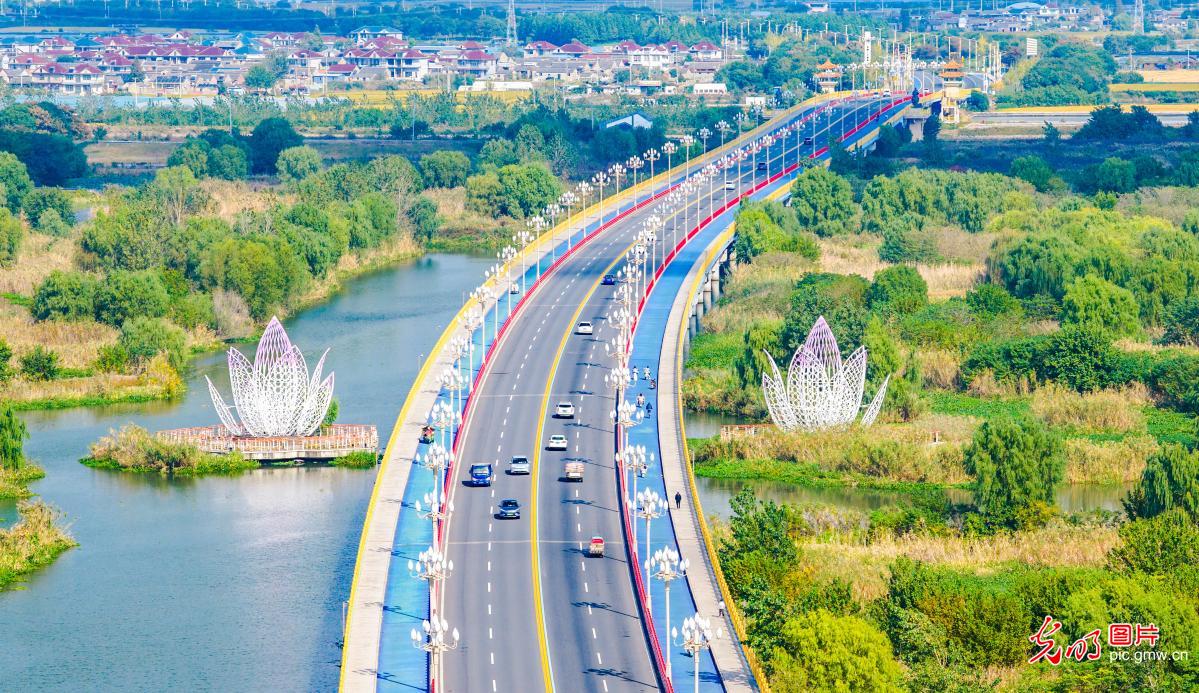 “四好农村路”勾勒秋日画卷