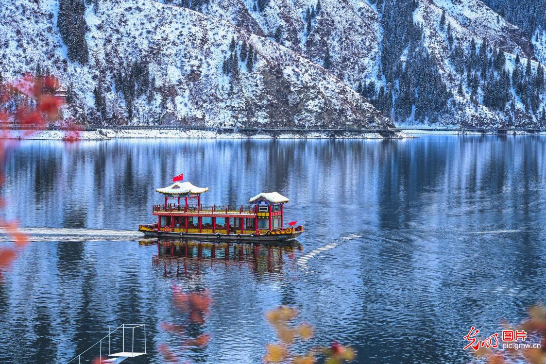 天山天池风光如画