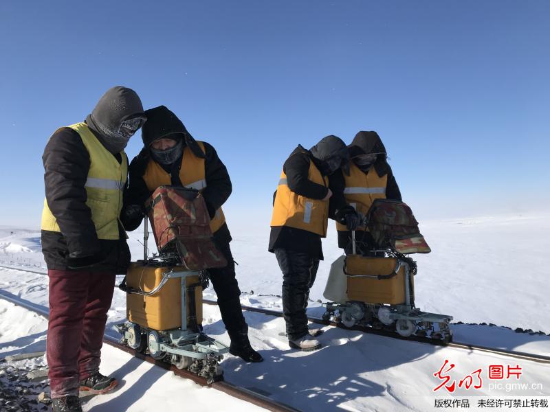 零下20多度冒雪探伤力战春运