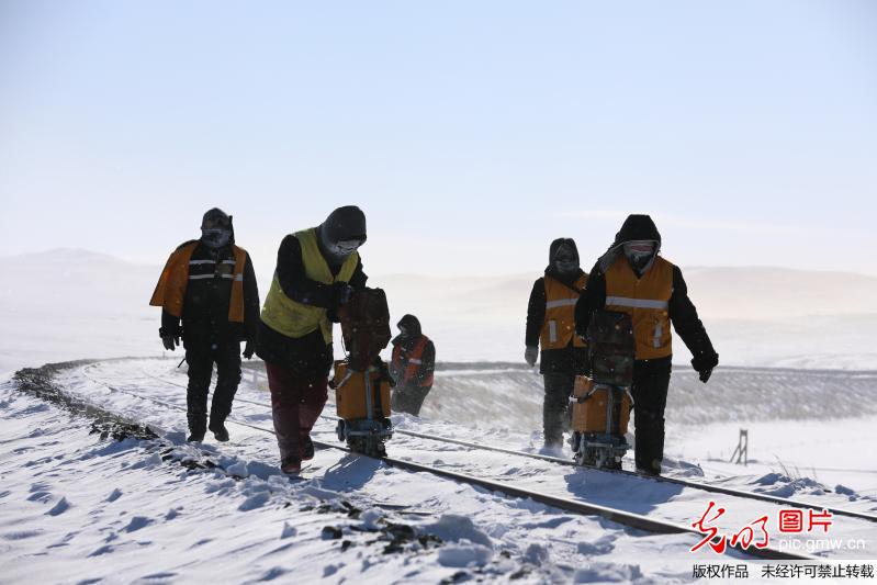 零下20多度冒雪探伤力战春运