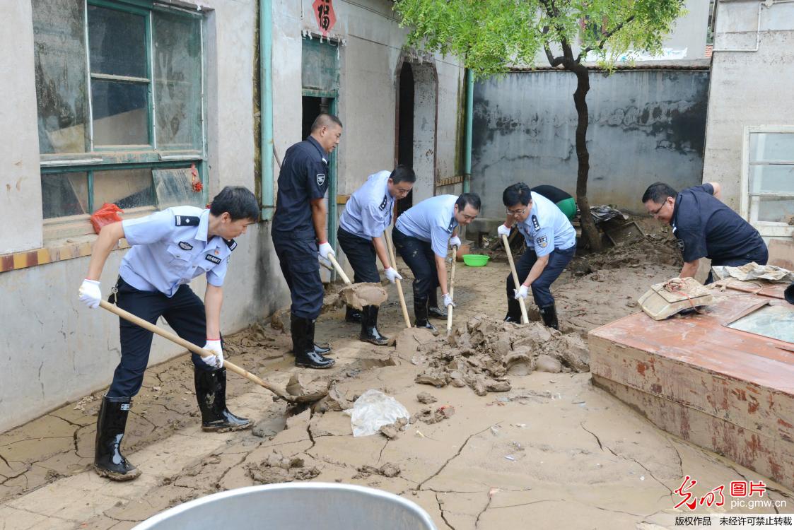 山东青州民警灾后助清淤