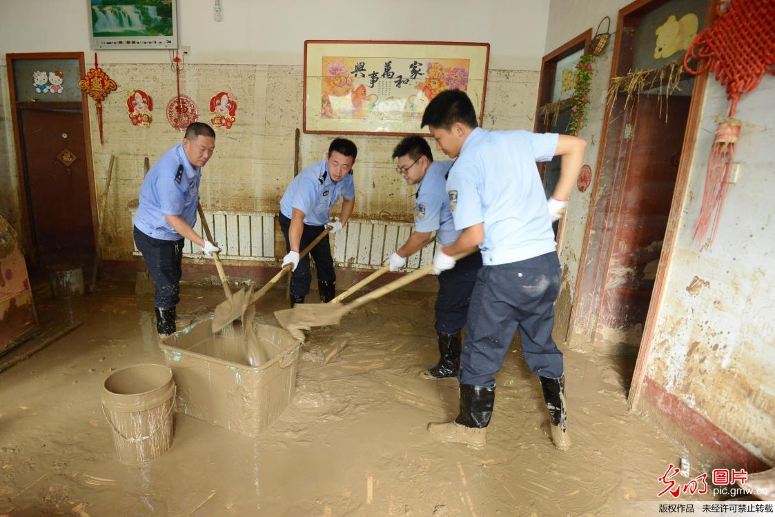 山东青州民警灾后助清淤